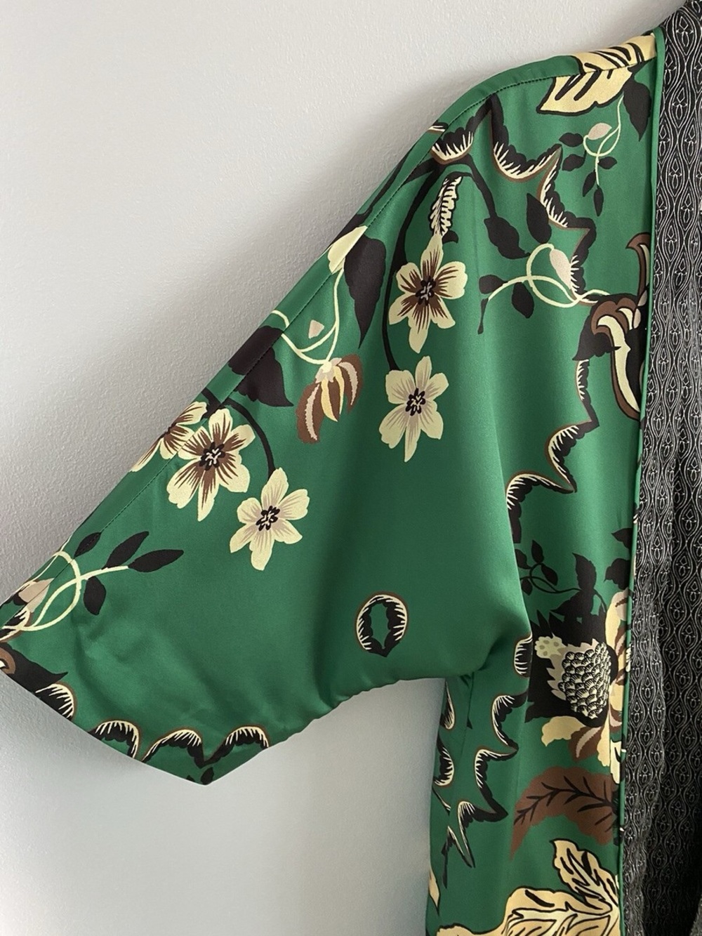 Chico's Emerald Green Floral Satin Kimono Robe with Black Trim - Picture 7 of 9
